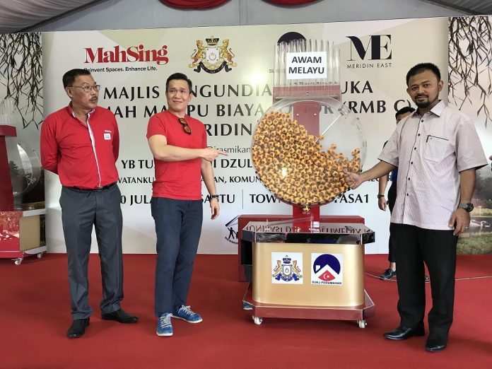 From left, Ng Jui Eian (Senior General Manager of Mah Sing Group Project Development), Benjamin Ong (Chief Operating Officer of Mah Sing Group), and Haji Mohd Radzi bin Haji Mohd Amin (undersecretary of the Johor State Housing Department) launching the gimmick for the balloting session