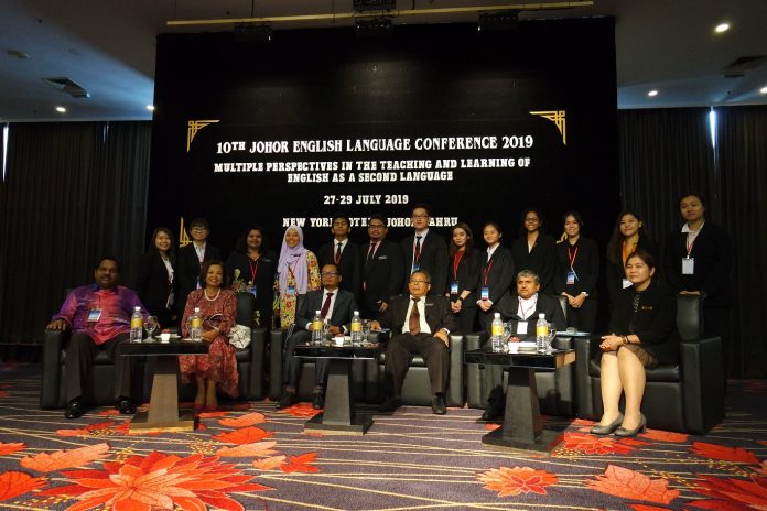 Datin Paduka Marina Mahathir, Setiawangsa MP Nik Nazmi together with Deputy Head of Academic Sector Johor State Education Department, Shahilon Abd Halim, JELTA President, Vincent D’Silva and other guests in a group photo session for the closing ceremony