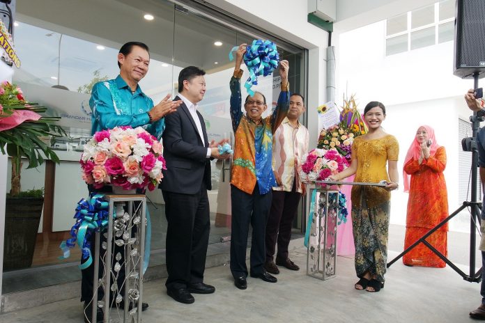 UMLand’s Chairman, Tun Musa Hitam cutting the ribbon to mark the opening (from left to right) with UMLand Seri Austin CEO, KK Wong, Group Managing Director, Dennis Ng Yew Khim, CEO of Iskandar Halal Park, Ahmad Lokman, while officiating the Iskandar Halal Park Sales Gallery S