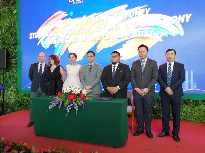 University of South Wales Australia delegation led by Dean of the faculty of Built Environment , Professor Helen Lochhead (3rd from left) and Forest City management representatives photographed together with Jimmy Puah (middle) at MoU signing ceremony in Forest City