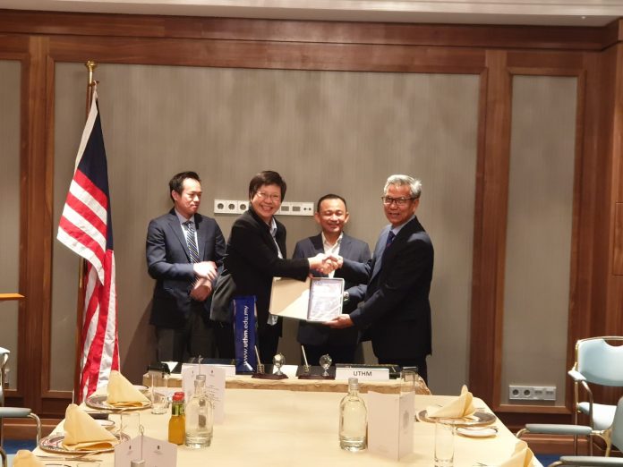 Prof. Dr. Ismail Abdul Rahman, Deputy Vice-Chancellor (Academic & International) and GL Toh, the Director of Siasun Automation (Singapore) Pte. Ltd signing the Memorandum of Understanding witnessed by Minister of Education Malaysia, Dr. Maszlee Malik and Andy Pan- Managing Director of Teutloff and Executive Vice President of Siasun Education and Technology Group.