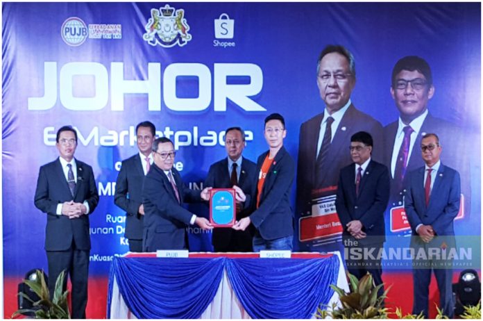 Johor Menteri Besar, Datuk Ir. Haji Hasni bin Mohammad witnessing the MoU signing in between Perbadanan Usahawan Johor Sdn Bhd Chief Executive, Ashari Kasnan and Tan Ming Kit (right) during the launch of Johor’s E-Marketplace
